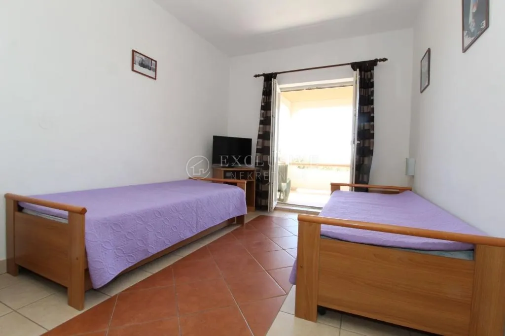 pag, mandre, kuća sa kategoriziranim apartmanima i okućnicom - slika 5