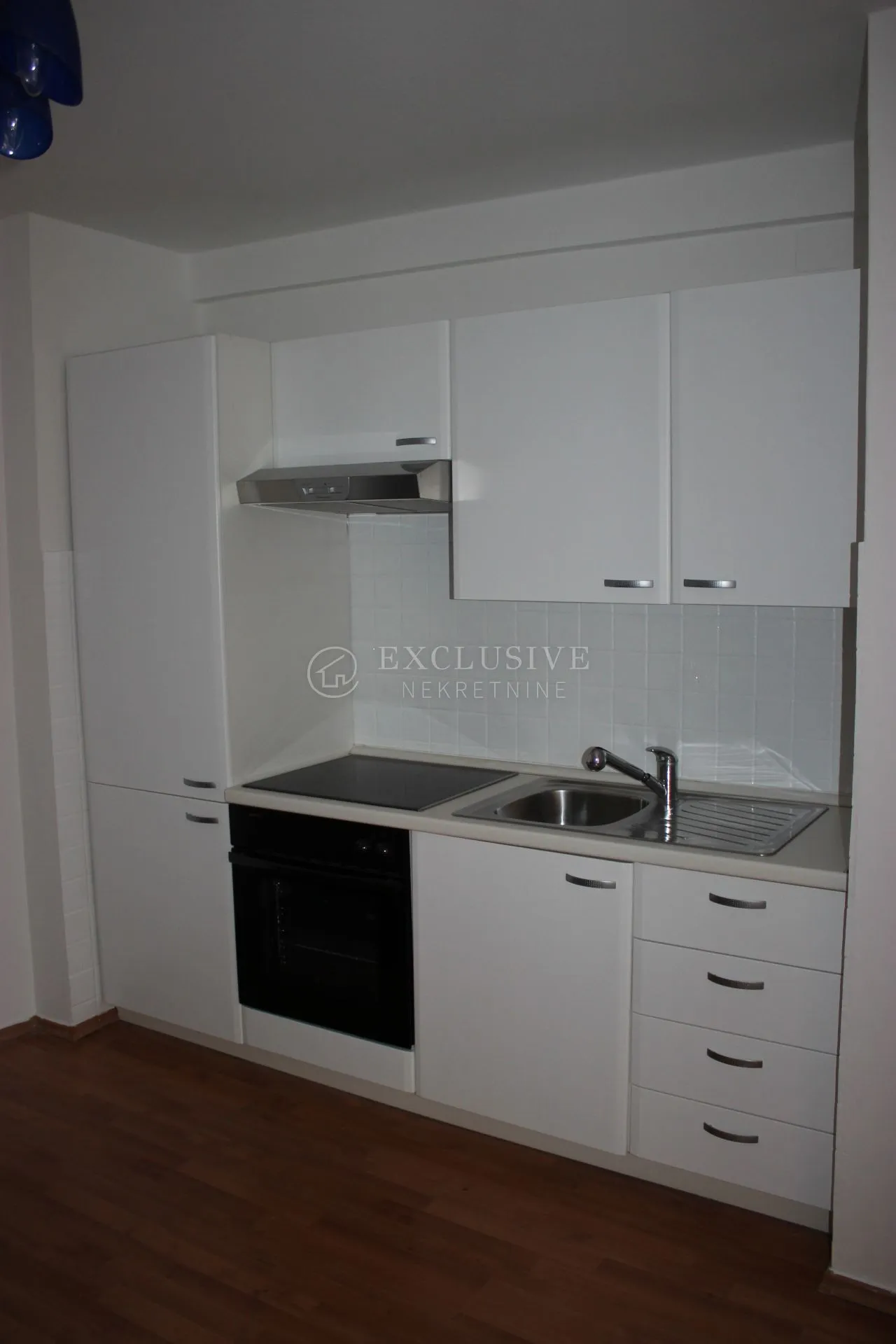 krk, vrbnik - prekrasna apartmanska vila u prvome redu do mora - slika 12