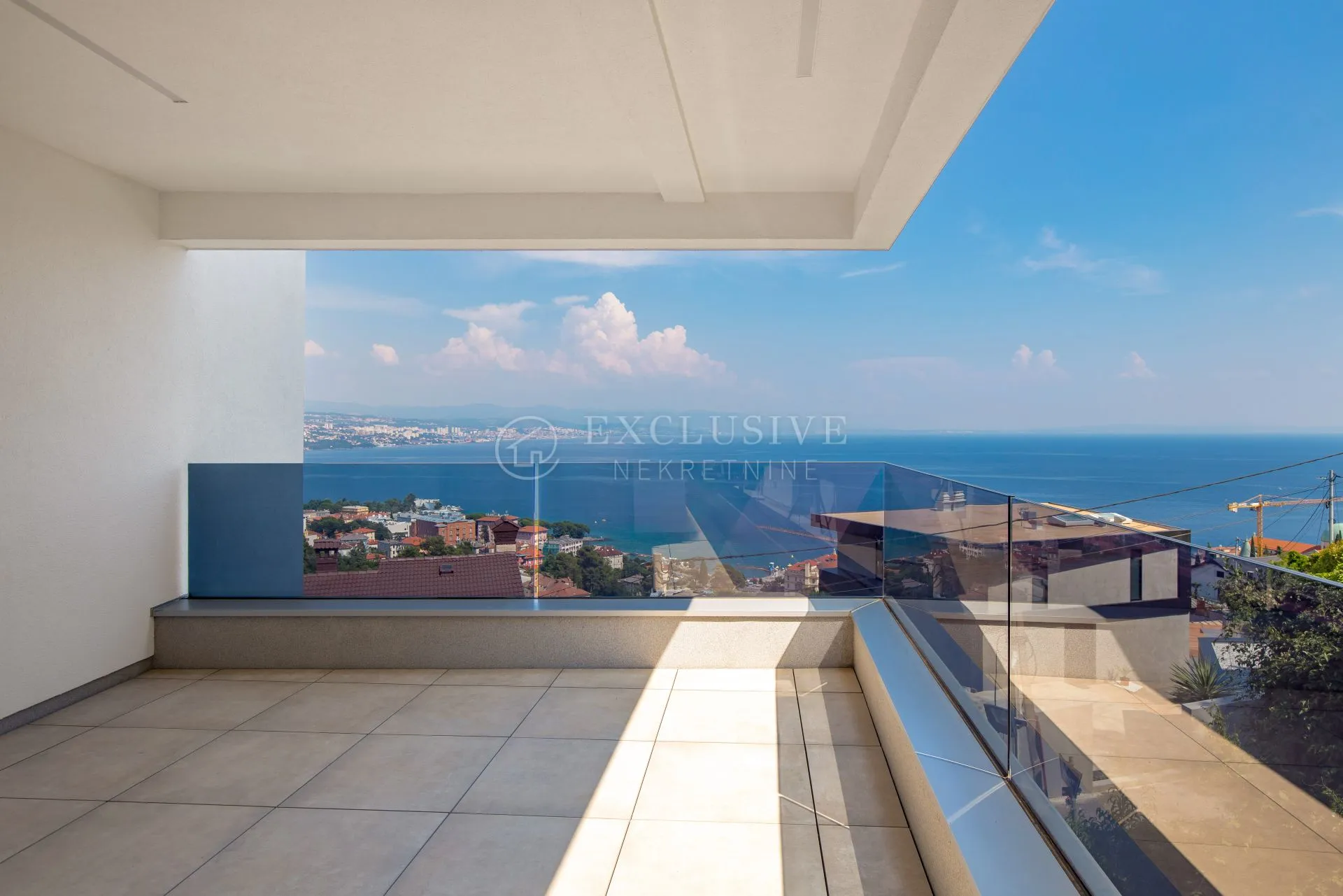 OPATIJA, CENTAR, NOVOGRADNJA s pogledom na more i garažom