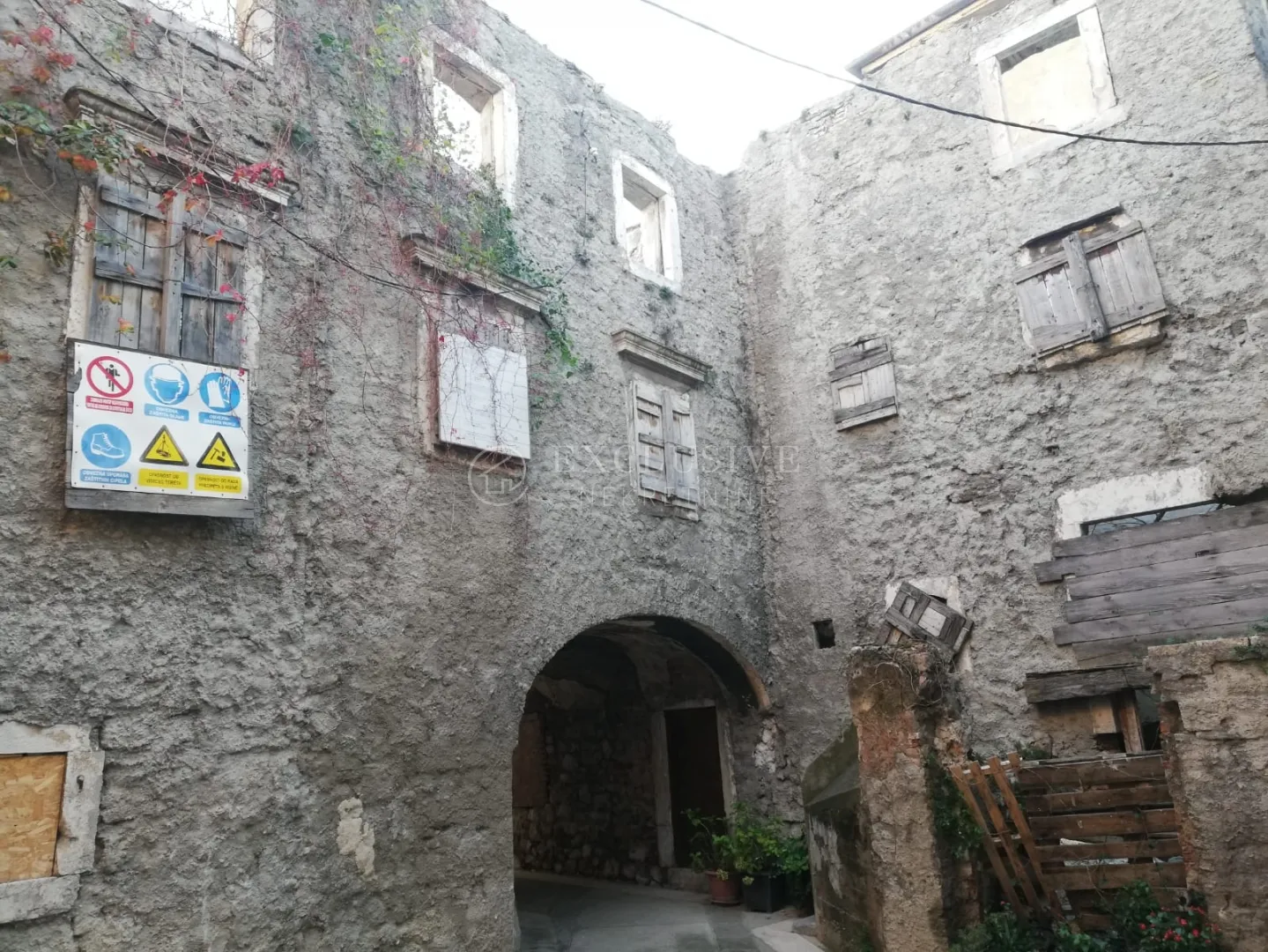 senj, centar, zgrada 450 m2 za adaptaciju - slika 1