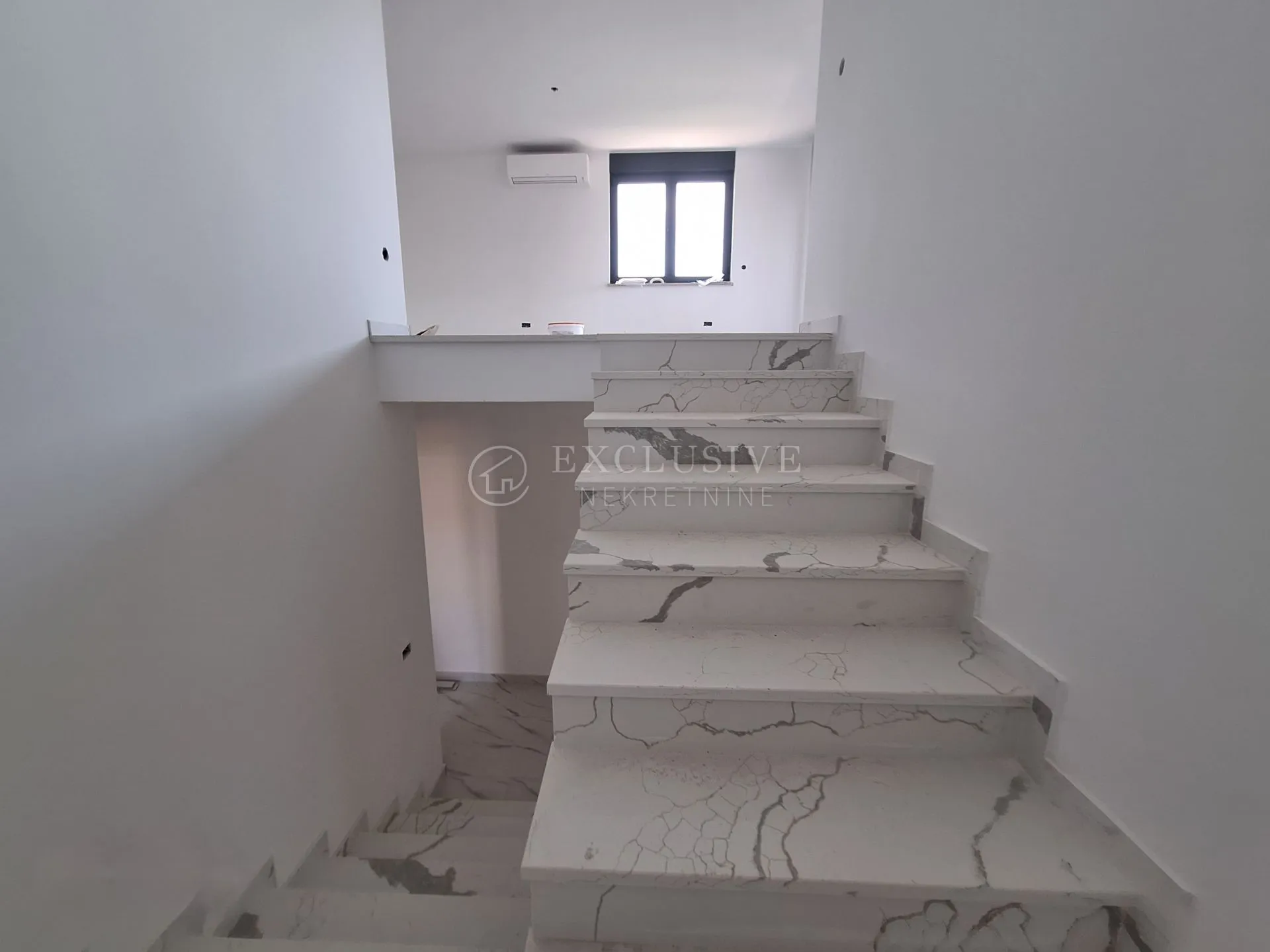 krk - prestižan dvoetažni apartman u novogradnji - slika 17