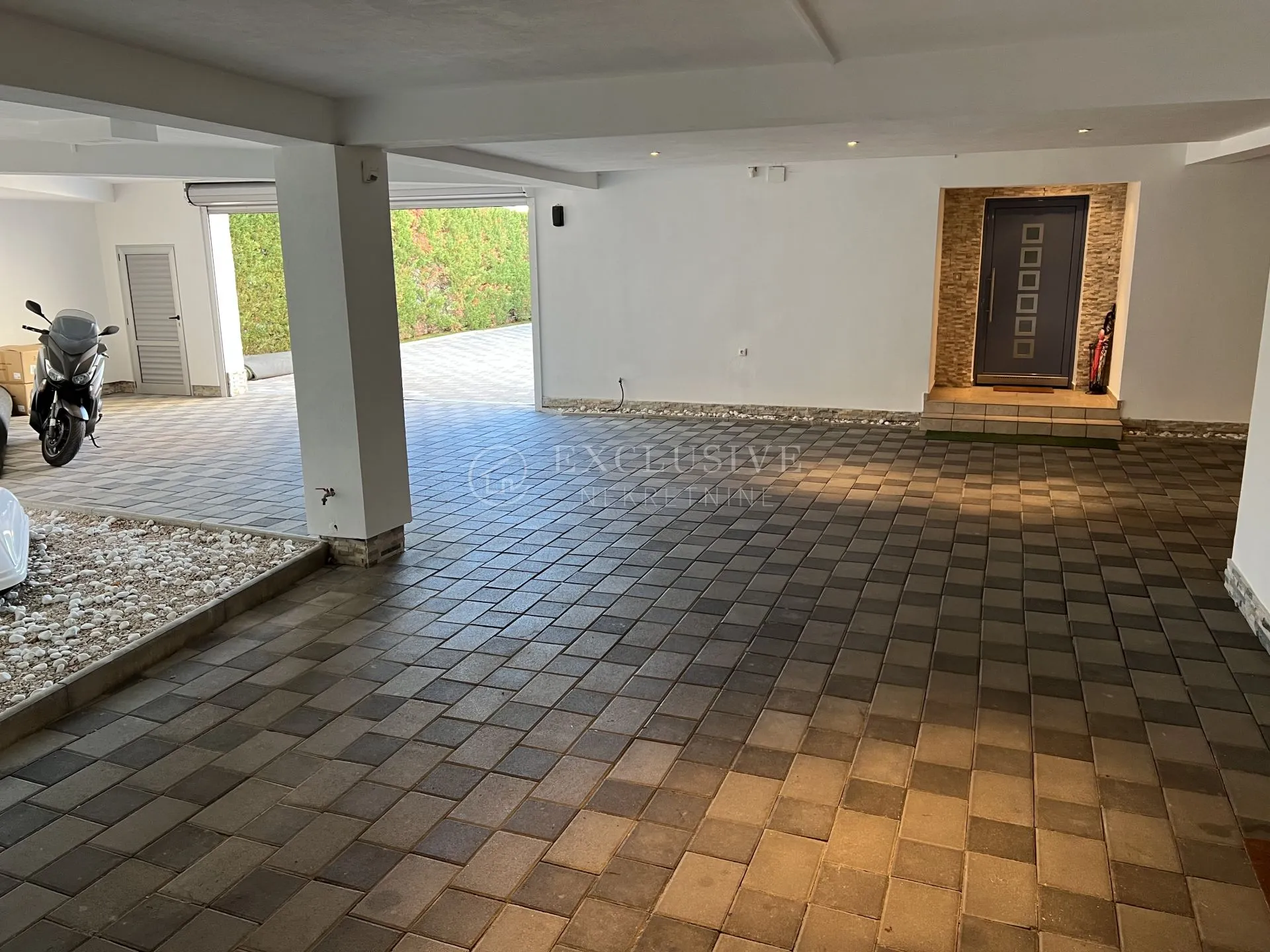 pobri luksuzna vila s bazenom i teniskim terenom !! - slika 16
