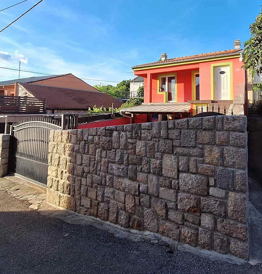 Novi Vinodolski - Samostojeća Kuća Sa Dva Stana - Samo Kod Nas!