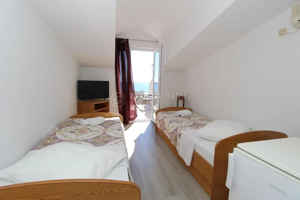 pag, mandre, kuća sa kategoriziranim apartmanima i okućnicom - slika 13