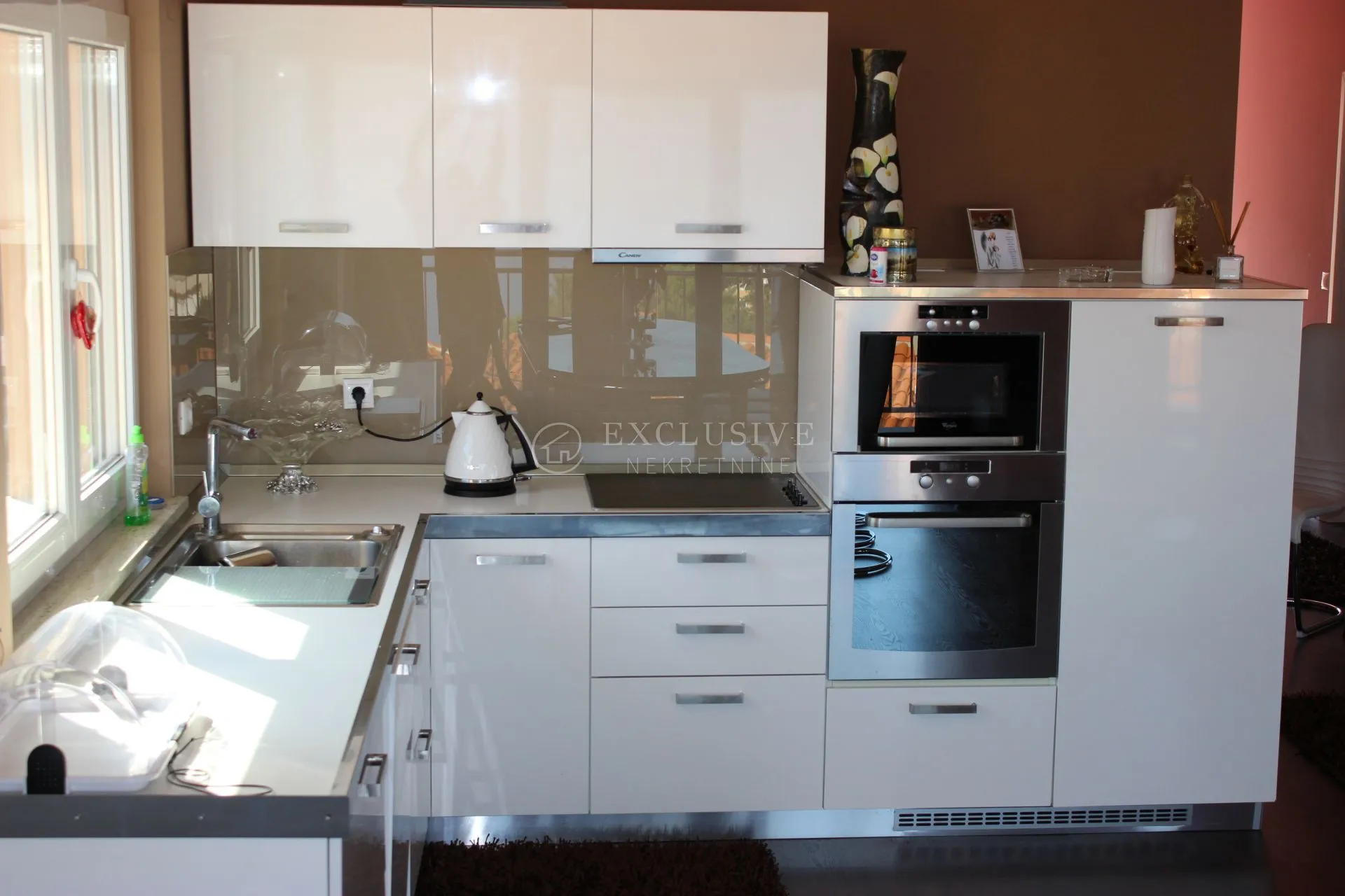 krk, vrbnik - prekrasna apartmanska vila u prvome redu do mora - slika 20