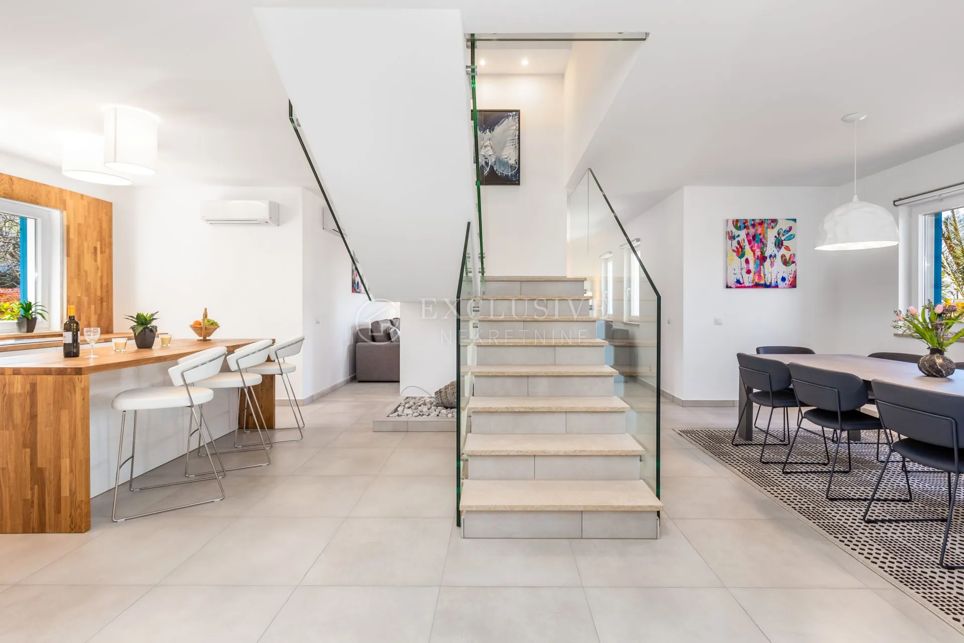 božanstvena rezidencija s villom i 6 apartmana - slika 15