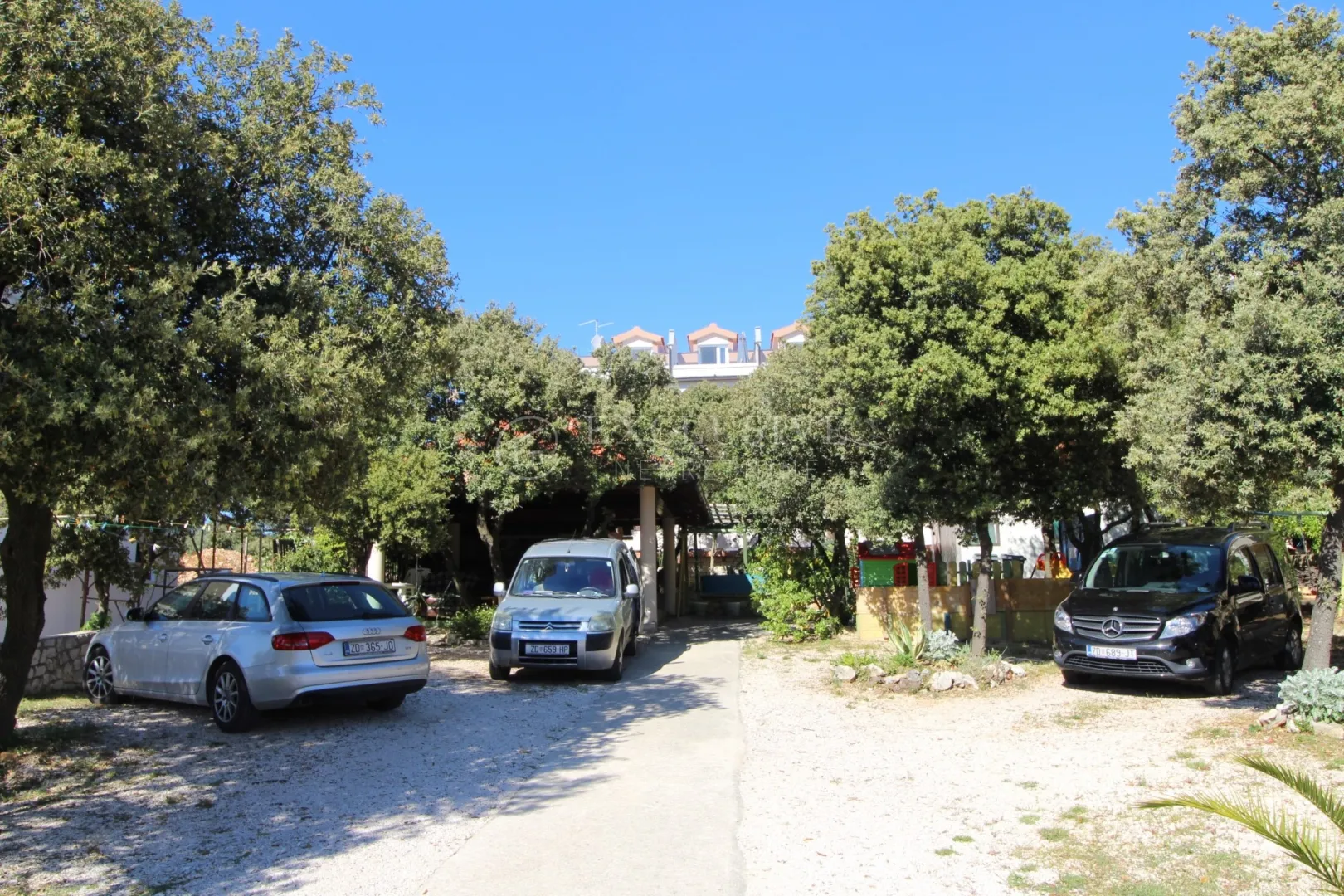 pag, mandre, kuća sa kategoriziranim apartmanima i okućnicom - slika 24
