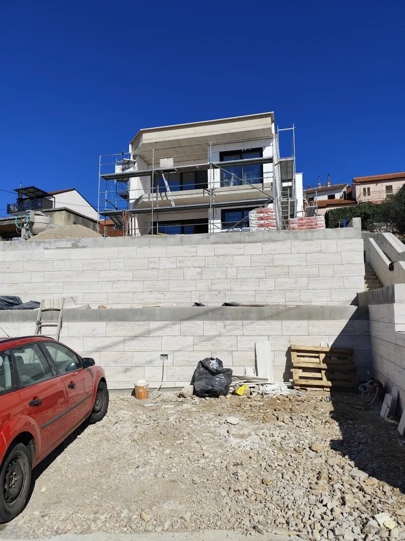 kuća -novogradnja - 2 stana-bazen-parking-pogled - slika 3