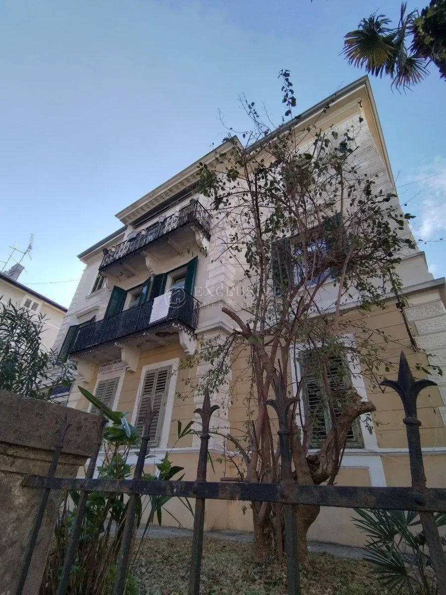 Opatija-Strogi Centar!!!trosoban Stan S Okućnicom I Konobom!!!