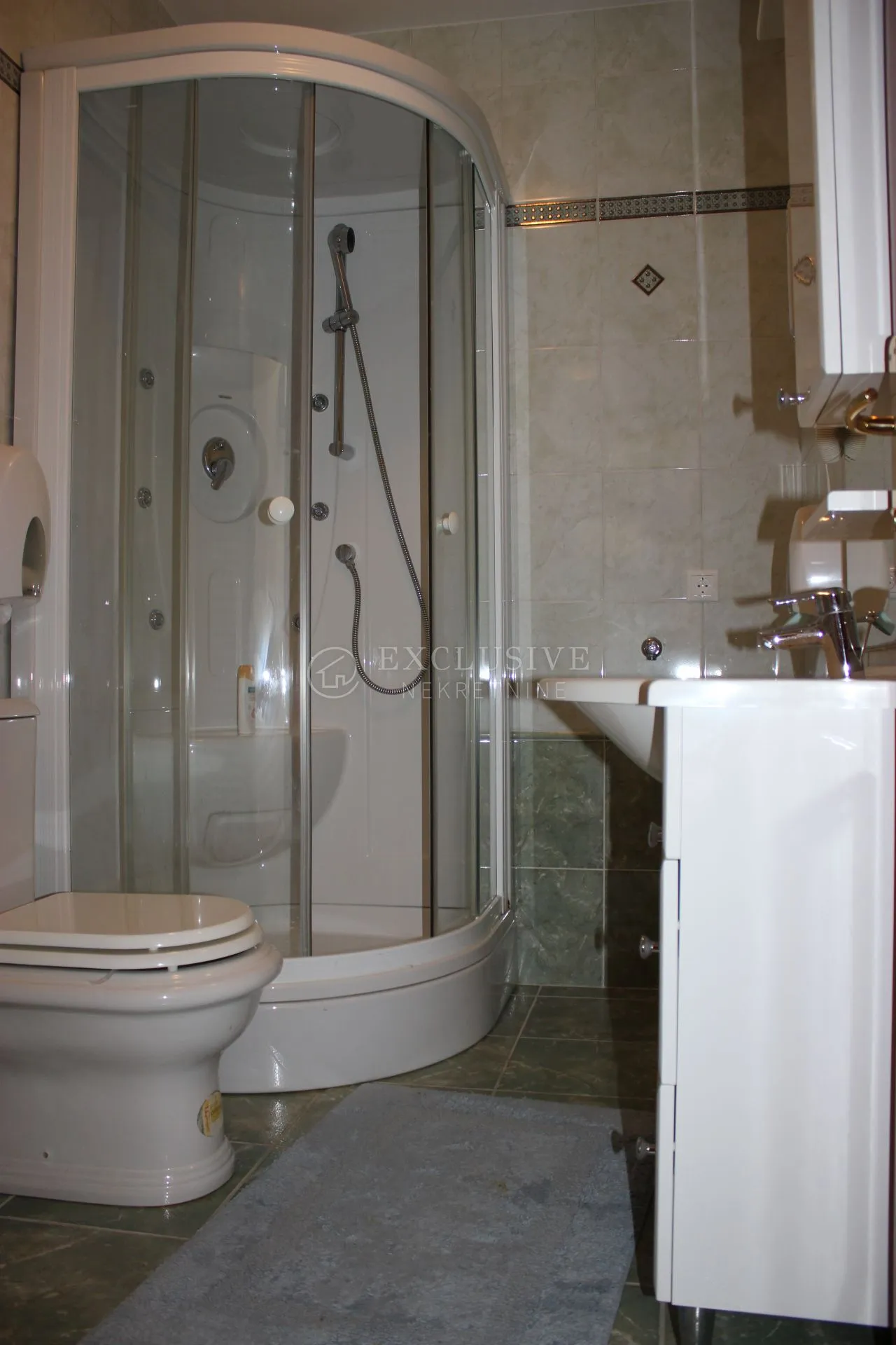 krk, vrbnik - prekrasna apartmanska vila u prvome redu do mora - slika 15