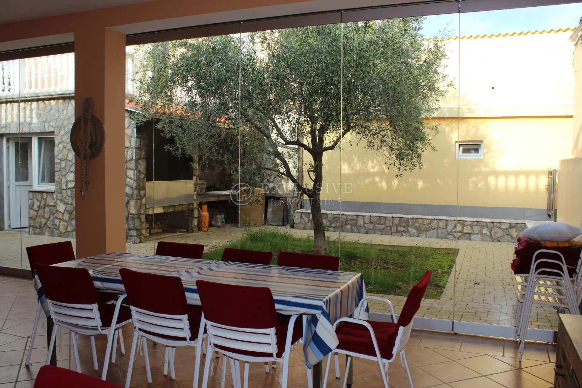krk, vrbnik - prekrasna apartmanska vila u prvome redu do mora - slika 5