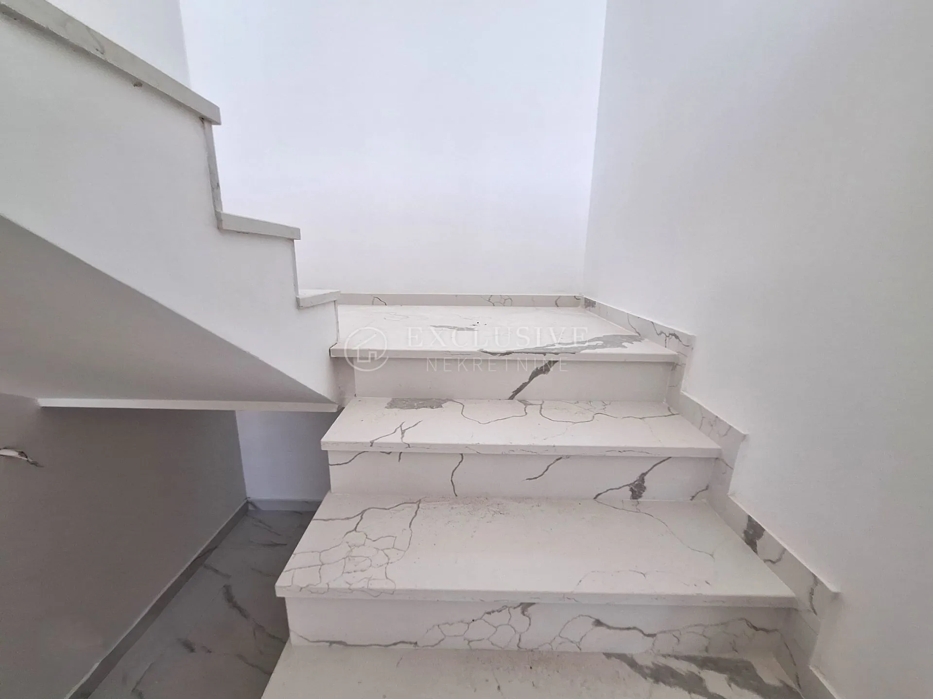 krk - prestižan dvoetažni apartman u novogradnji - slika 30
