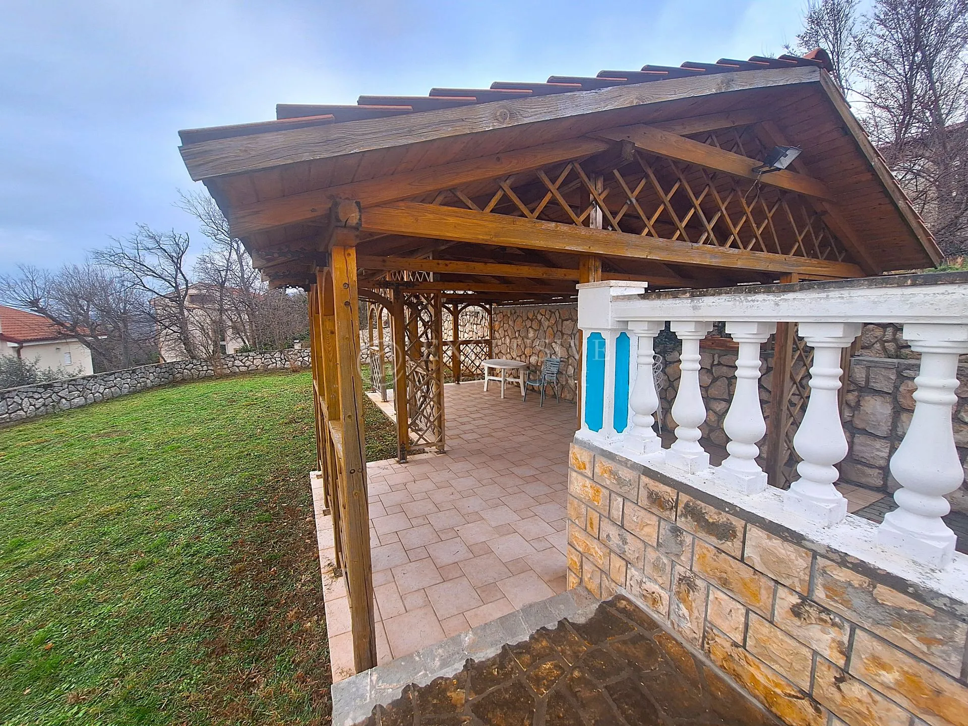 jadranovo - apartmanska vila s bazenom - slika 2
