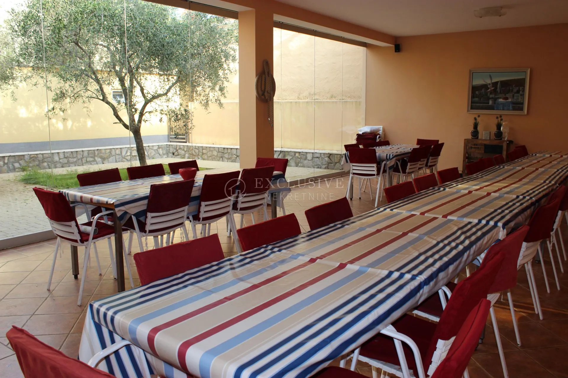 krk, vrbnik - prekrasna apartmanska vila u prvome redu do mora - slika 2