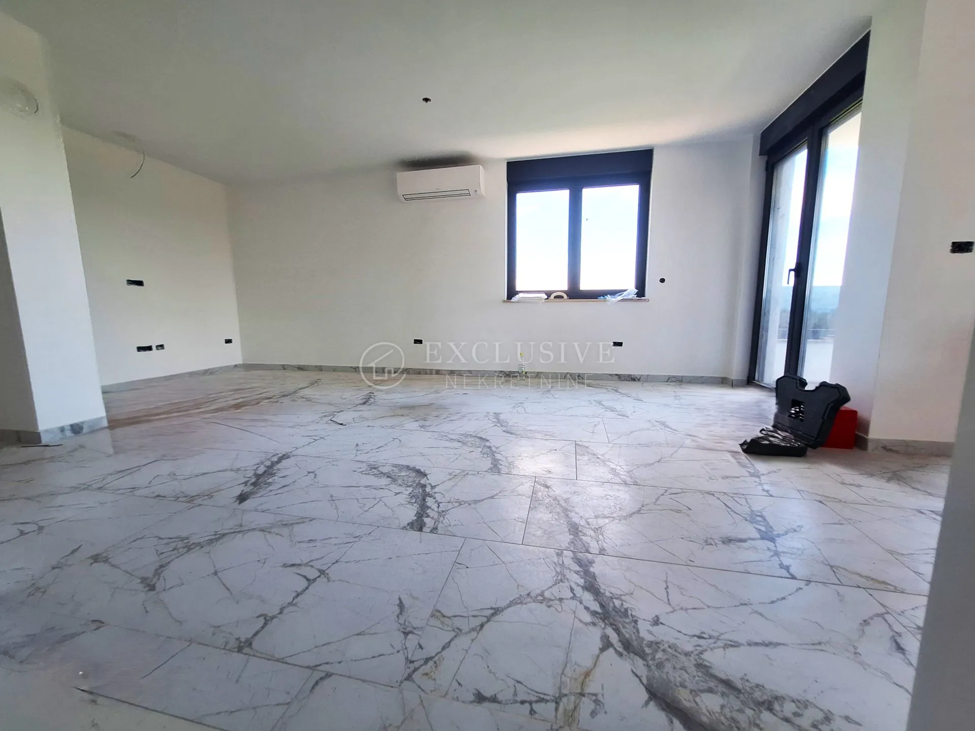 krk - prestižan dvoetažni apartman u novogradnji - slika 14