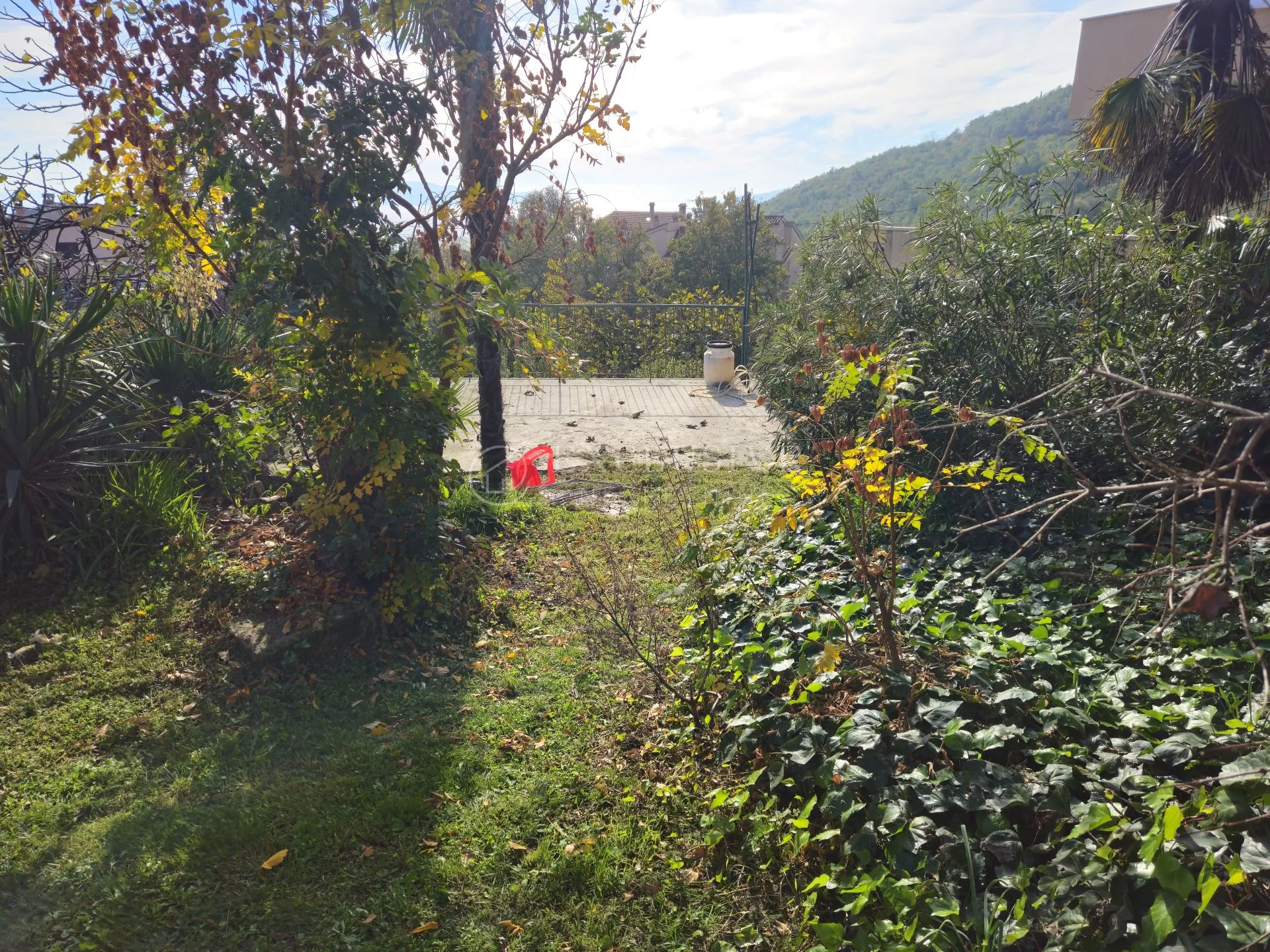 pobri kuća s velikom okućnicom - slika 3
