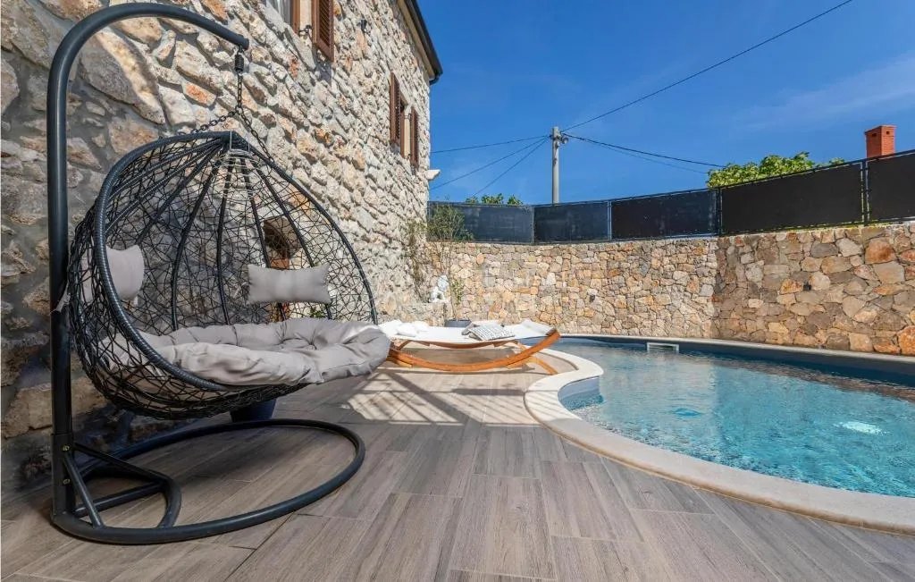 otok krk, vrbnik - kamena vila s bazenom - slika 22