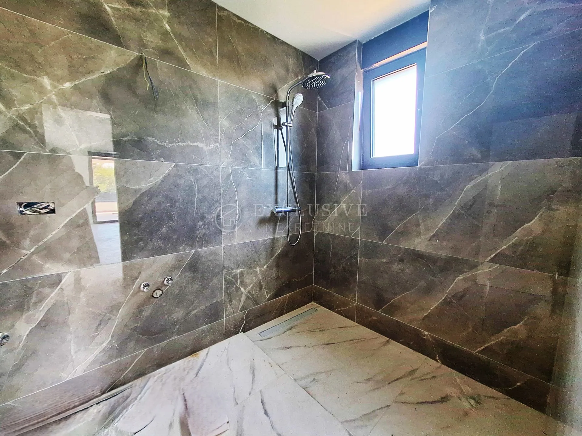 krk - prestižan dvoetažni apartman u novogradnji - slika 26