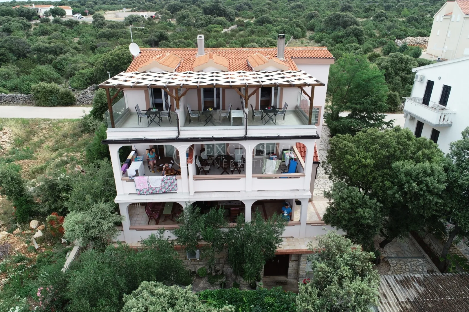 Pag, Mandre, kuća sa kategoriziranim apartmanima i okućnicom