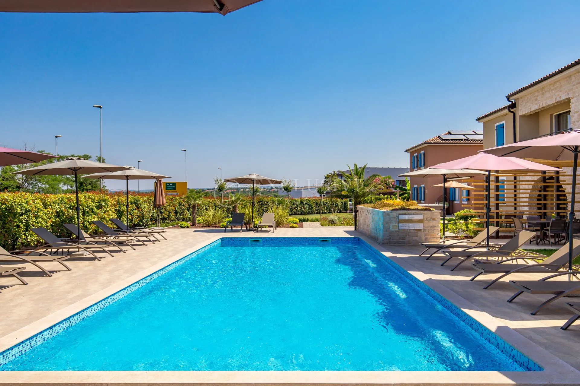božanstvena rezidencija s villom i 6 apartmana - slika 2