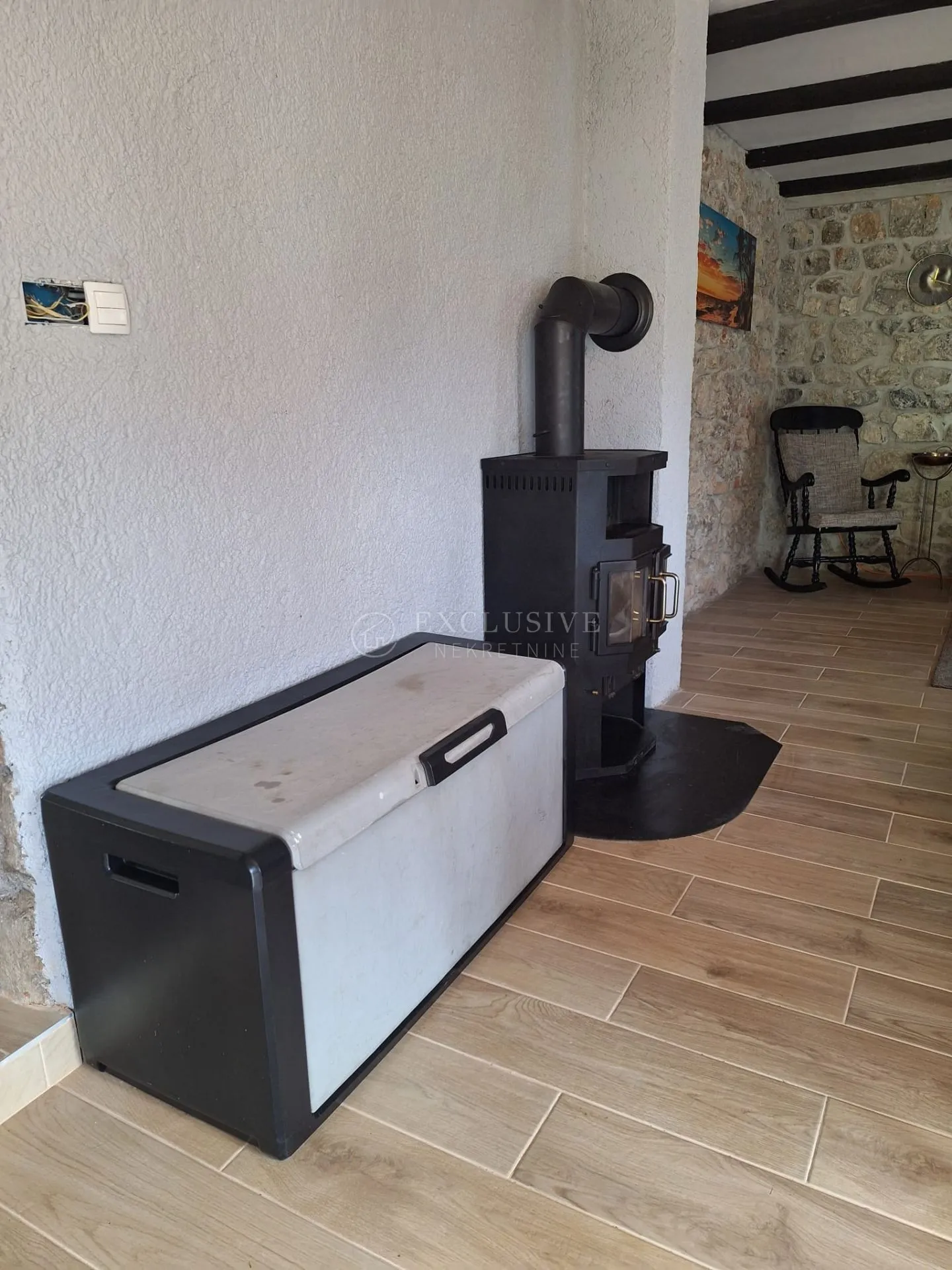 vrbovsko - rijetkost - sređena kuća sa lijepom okučnicom - slika 26