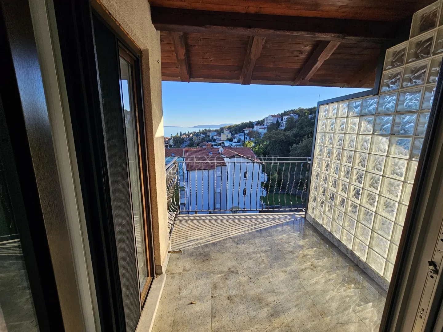 ičići-novouređeni 4 sobni stan sa velikom garažom - slika 30