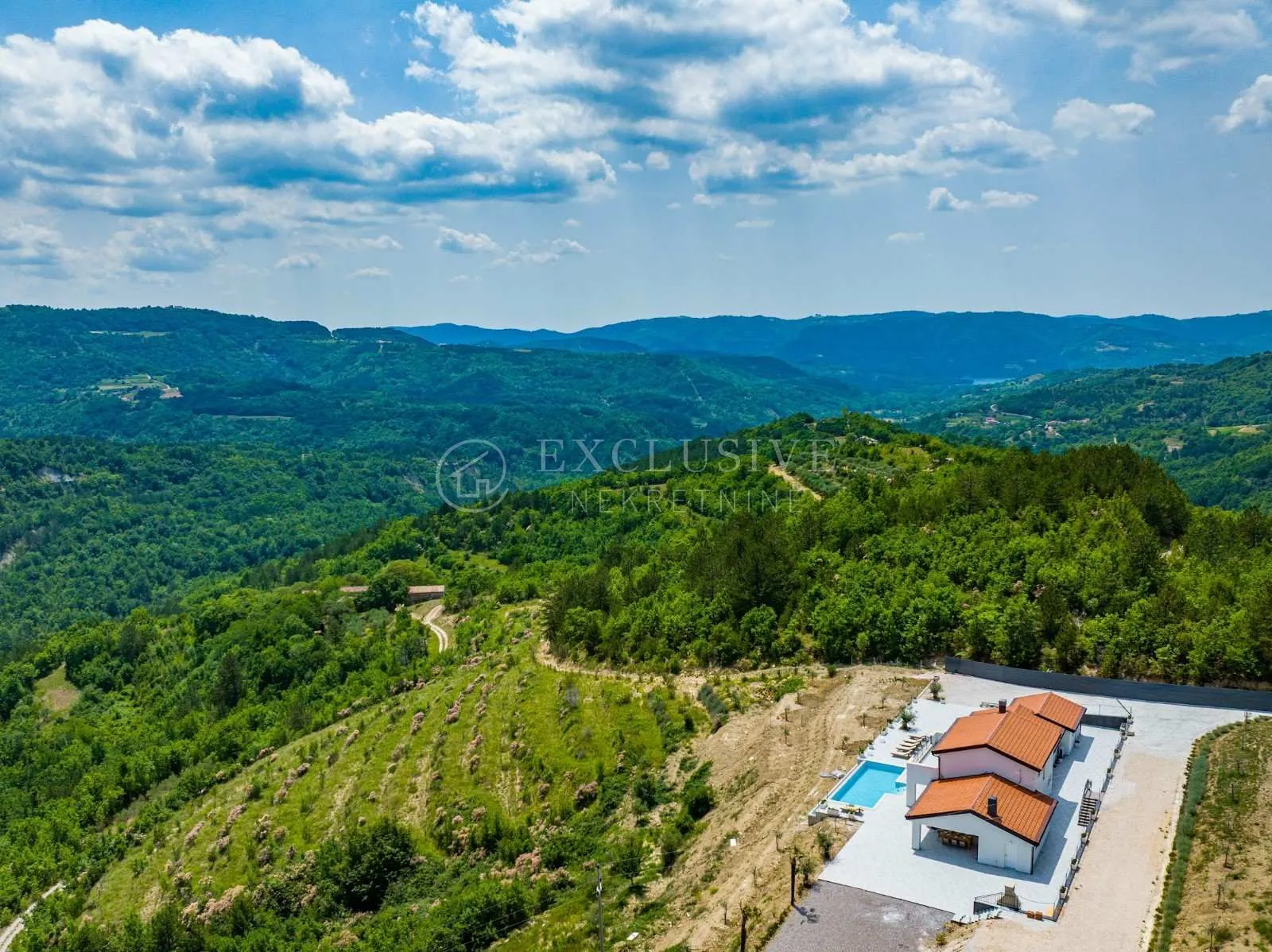 istra - hacijenda na osami s 20 000m2 okućnice !! - slika 1