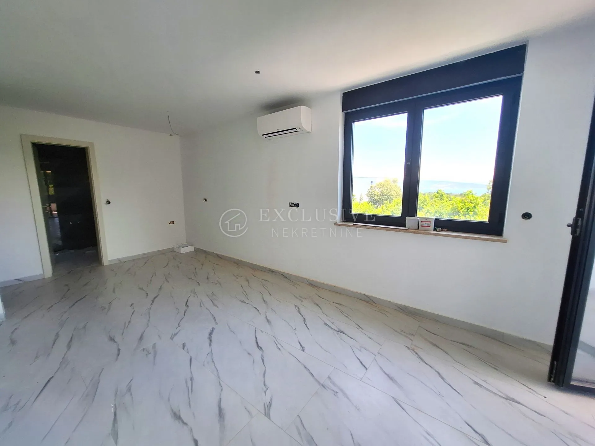 krk - prestižan dvoetažni apartman u novogradnji - slika 20