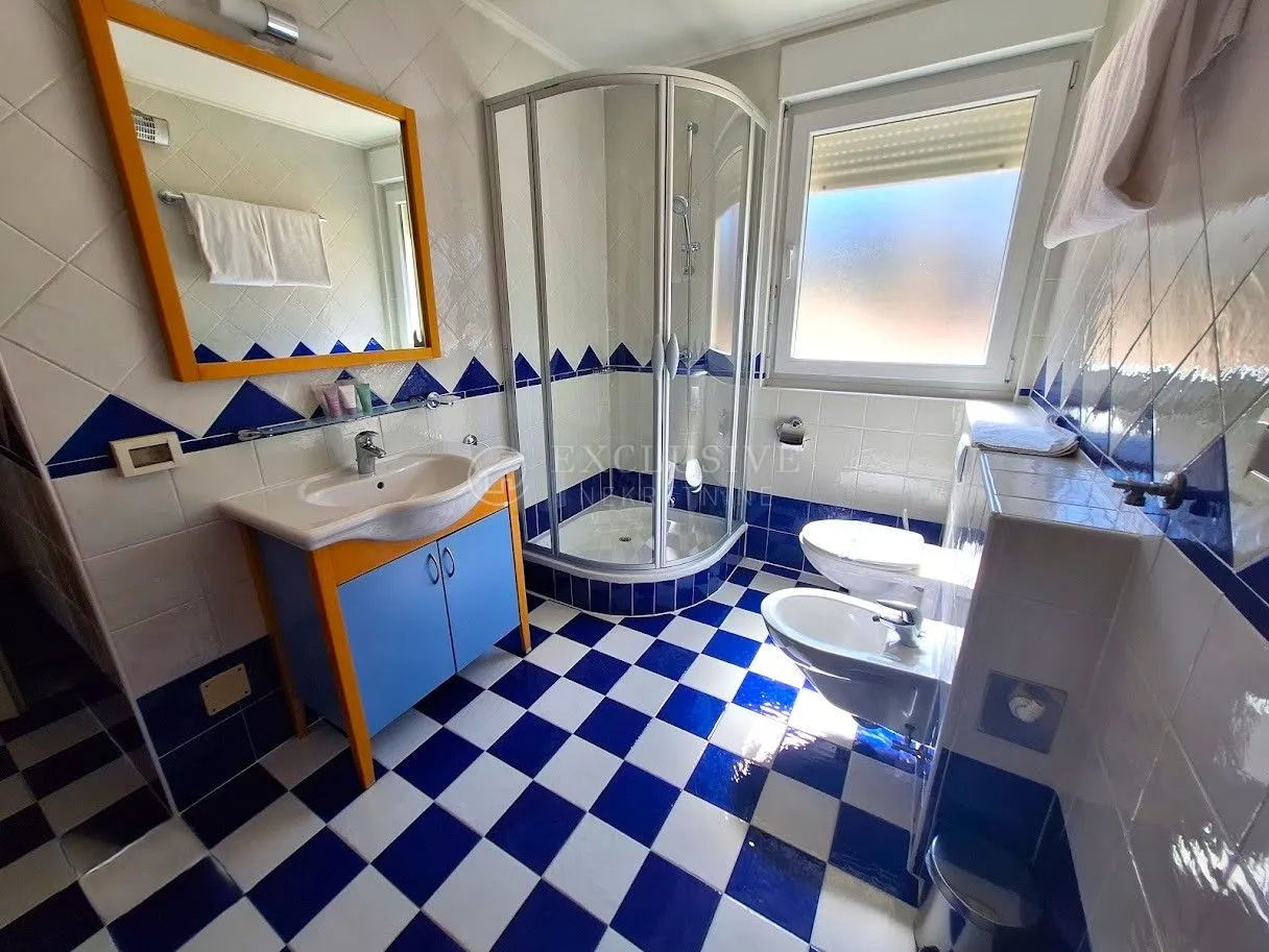 umag - ekskluzivni apartman s panoramskim pogledom na more - slika 14