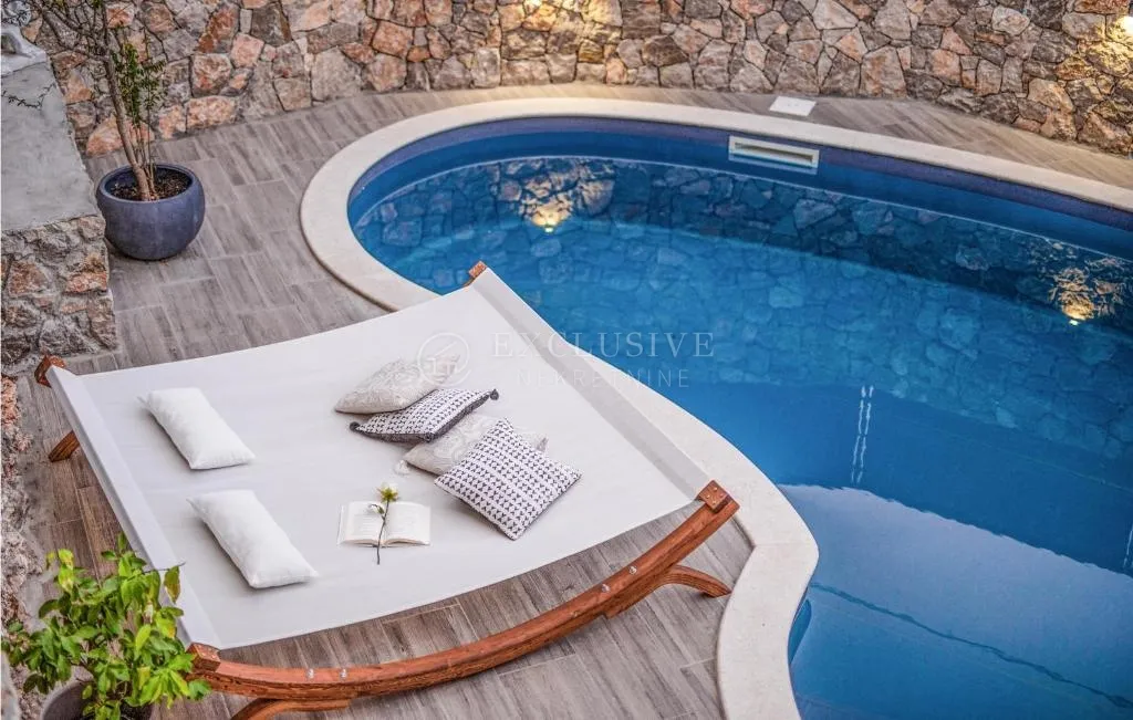 otok krk, vrbnik - kamena vila s bazenom - slika 28