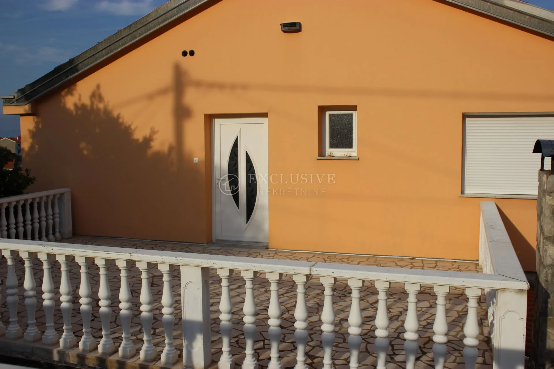 krk, vrbnik - prekrasna apartmanska vila u prvome redu do mora - slika 16
