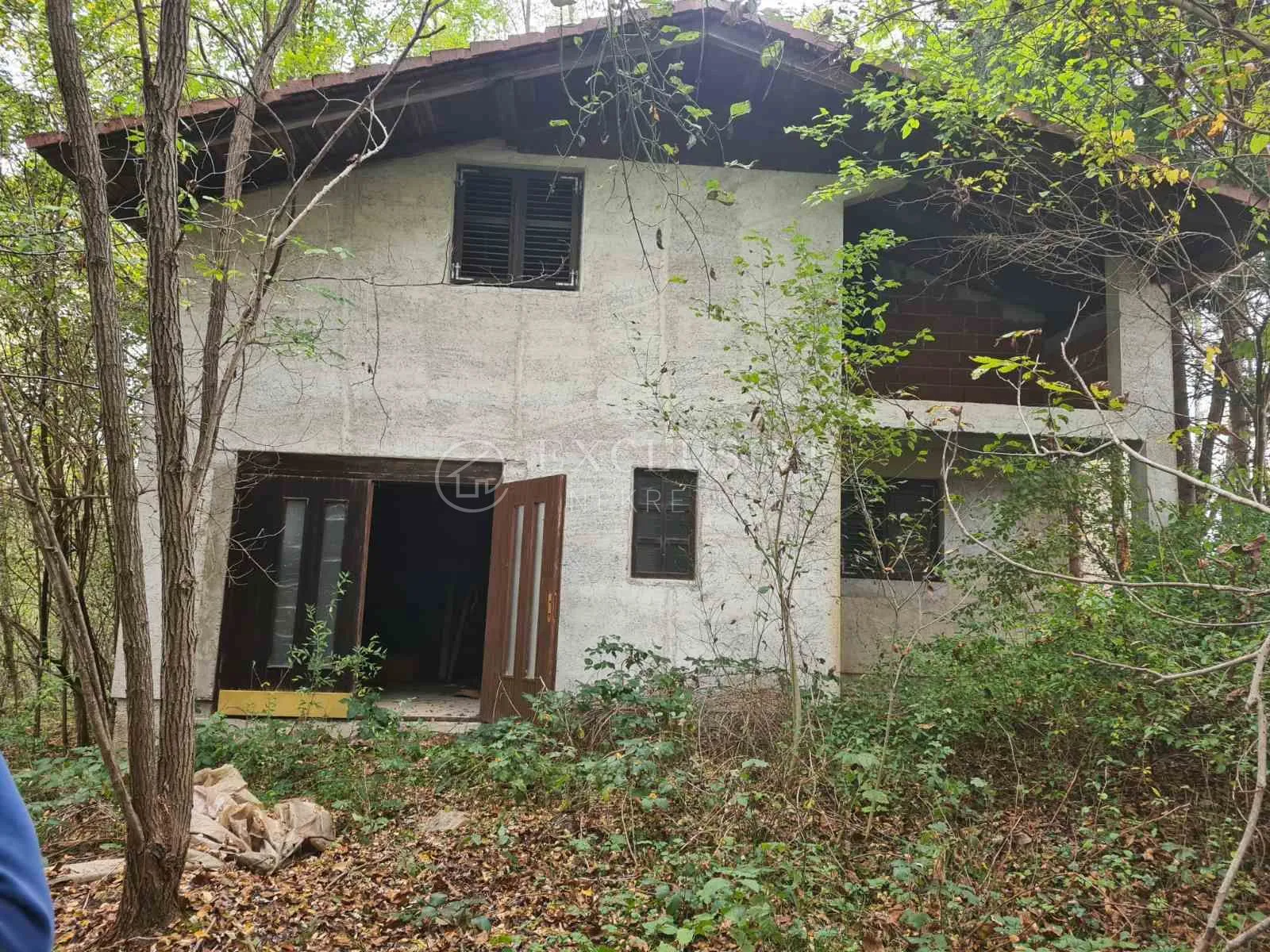 Bosiljevo, građevinsko zemljište 1517,79 m2 sa kućom 100m2 i poljoprivrednim 7732,84 m2