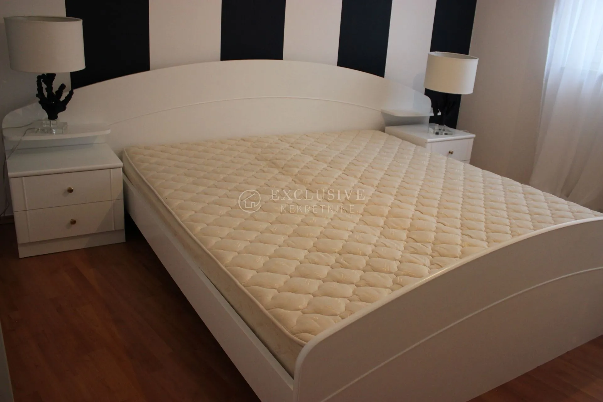 krk, vrbnik - prekrasna apartmanska vila u prvome redu do mora - slika 13