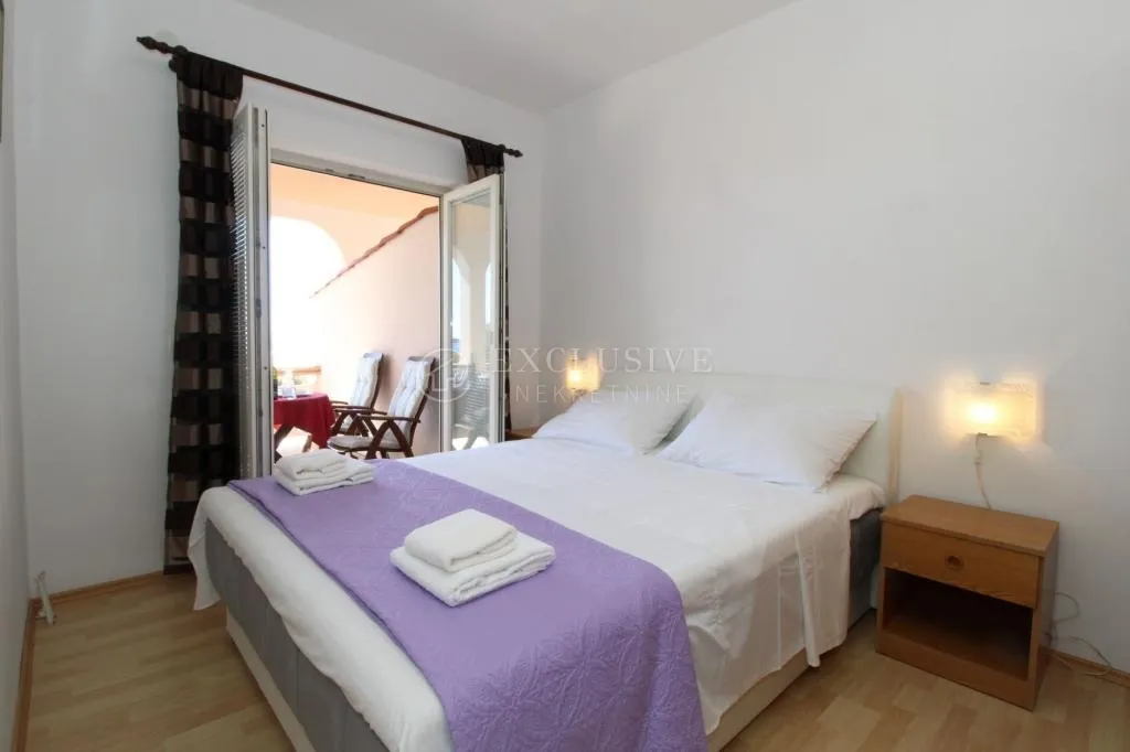 pag, mandre, kuća sa kategoriziranim apartmanima i okućnicom - slika 7