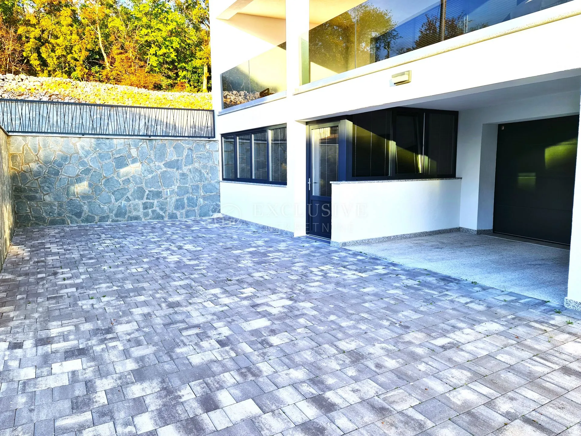 dramalj - predivni penthouse sa garažom i zasebnim apartmanom - slika 2