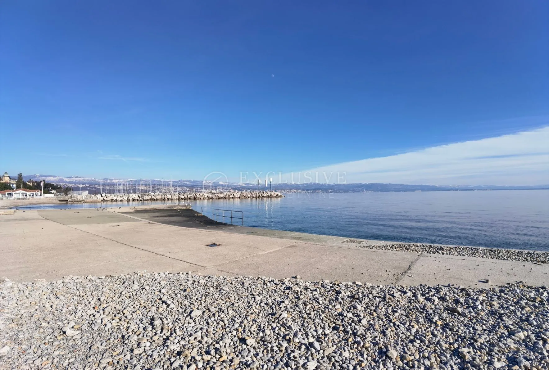 građevinsko zemljište ičići 300m od mora !! - slika 1