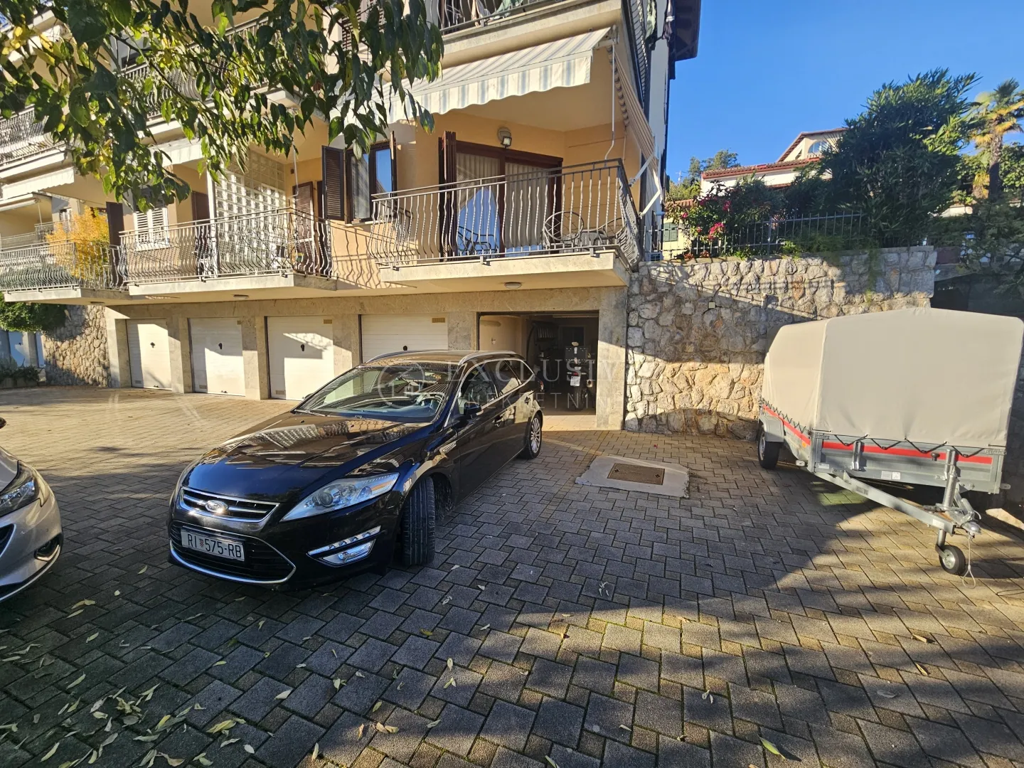 ičići-novouređeni 4 sobni stan sa velikom garažom - slika 2