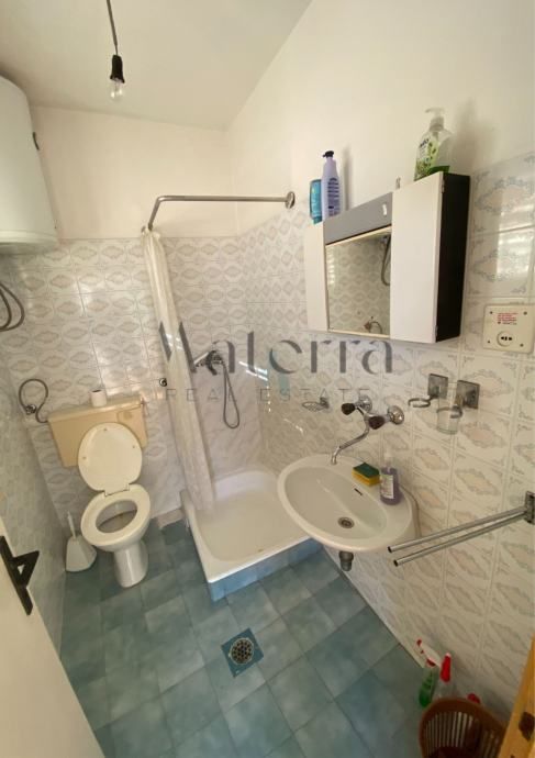 murter, samostojeća kuća sa 2 stana,parcela 558m2, frekventna lokacija - slika 3
