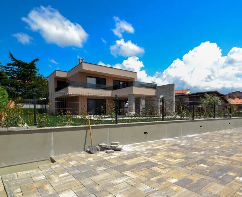 POREČ-MODERNA VILA SA BAZENOM NA PRODAJI (prodaja)
