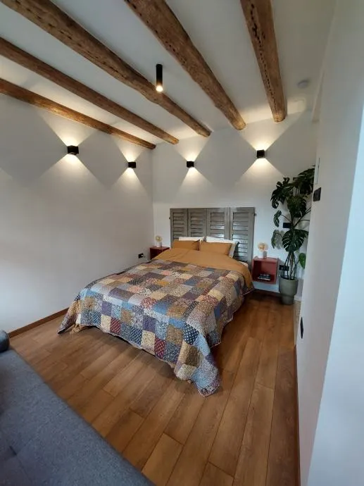 kamena kuća s dvorom i dva apartmana: kaštel štafilić, 120.00 m2 - slika 4