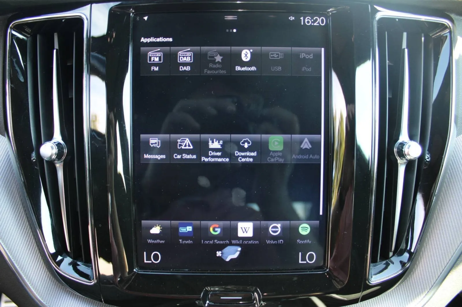 volvo xc60 t8 recharge awd r-design *panorama, led, navigacija* - slika 20