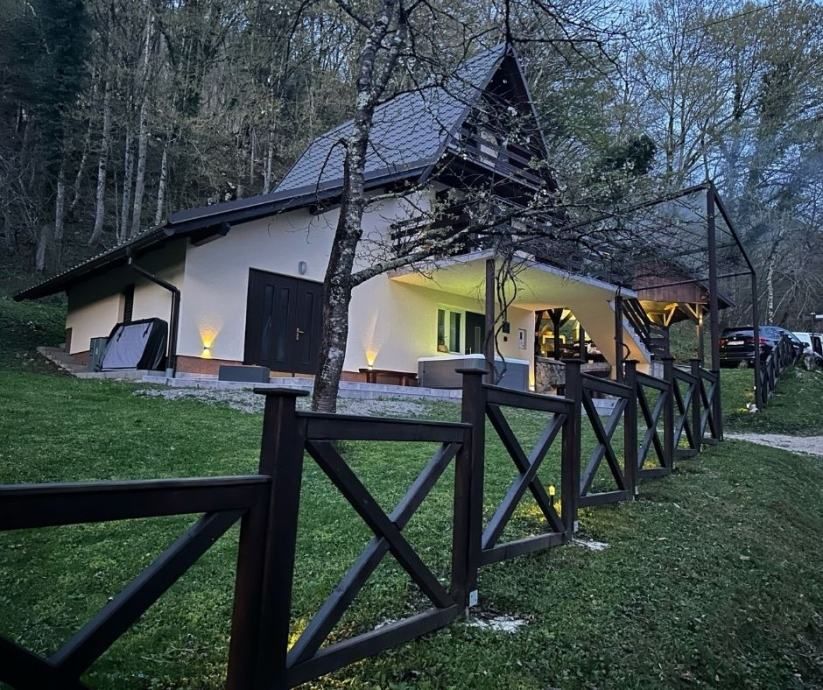 gorski kotar, vikendica okružena šumom - slika 29