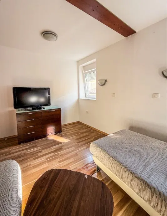 rijeka, bulevard– stan 1s+db s korištenjem ograđene okućnice (prodaja) - slika 2