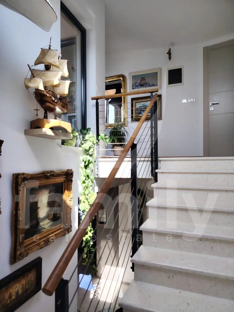 luksuzni dvoetažni penthouse prvi red do mora - slika 5