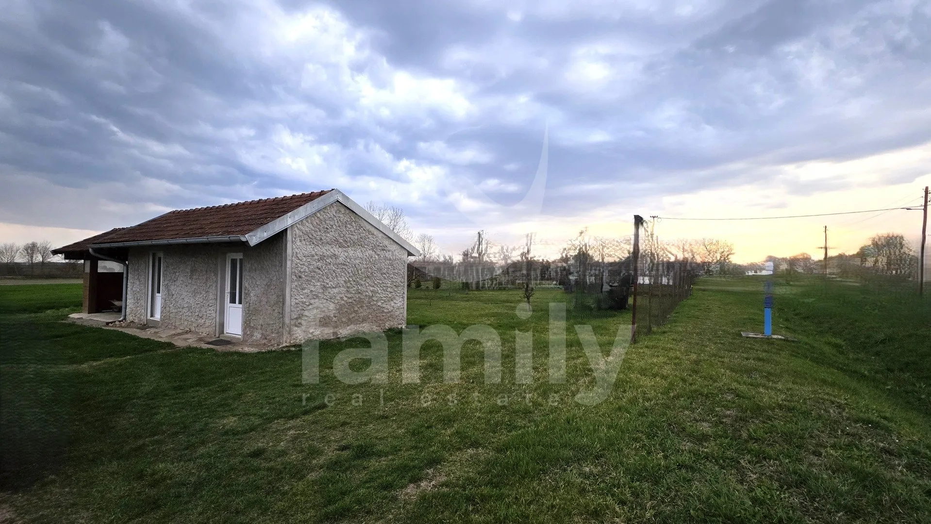prodaja predivne prizemnice sa prostranim građevinskim zemljištem - slika 12