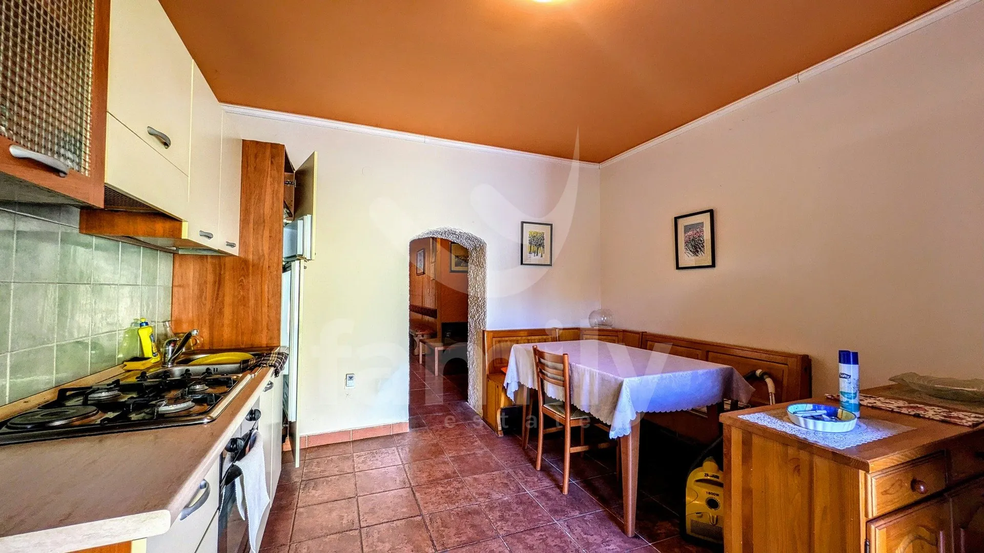 prodaja predivna kuća sa više apartmana i građevinskim zemljištem - slika 14