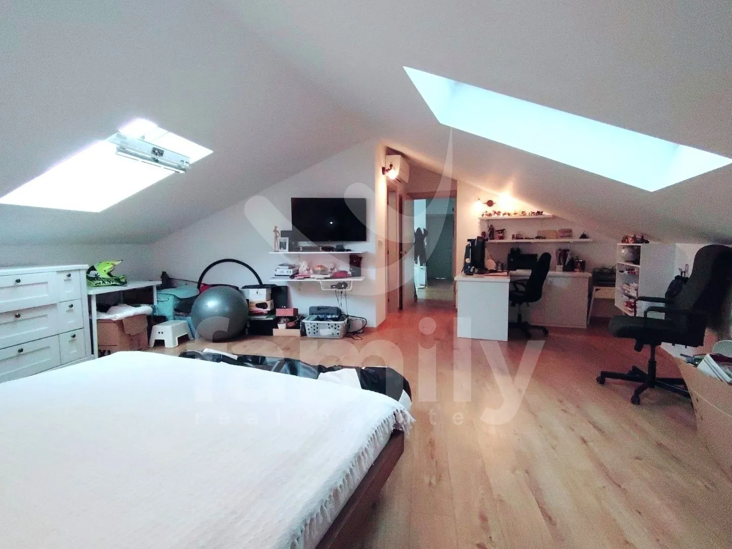 luksuzni dvoetažni penthouse prvi red do mora - slika 12