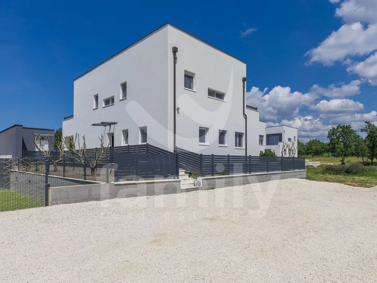 kuća na kraju sela – bazen, mir i potpuna privatnost - slika 19