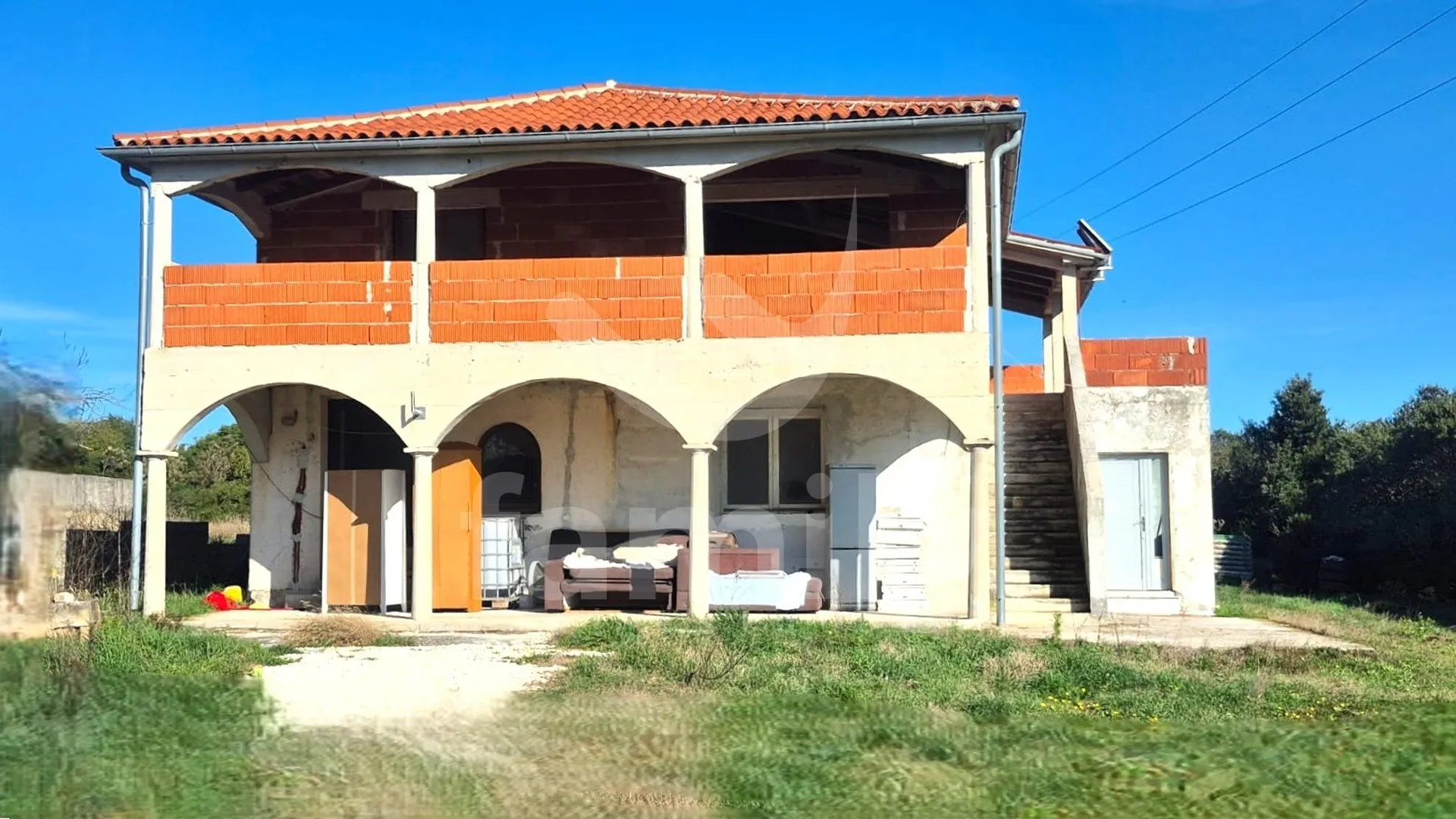 Prodaje Se Kuća Sa Tri Stana Na Mirnoj Lokaciji - Vinkuran, Medulin