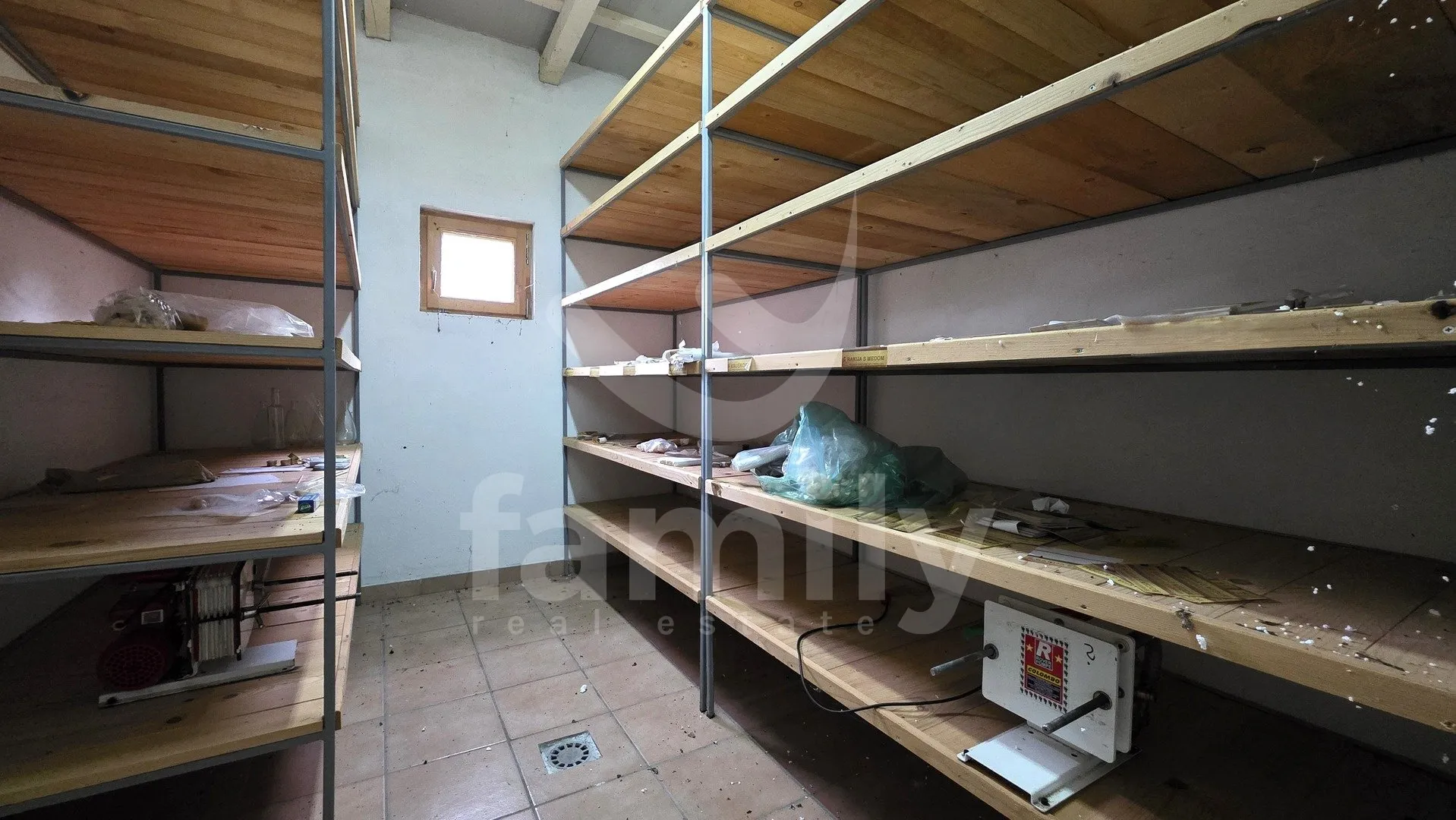 imanje u oljasima s destilerijom i kućom - slika 7